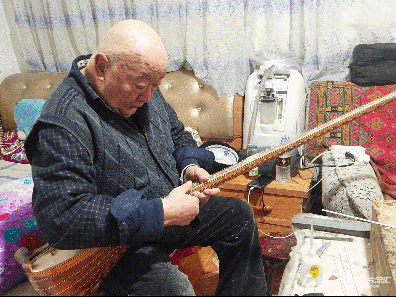 Ayit Imin yang dalam keadaan sakit memeriksa alat muzik yang dibuat muridnya pada 6 Februari 2023. (Foto/Xinjiang Daily)