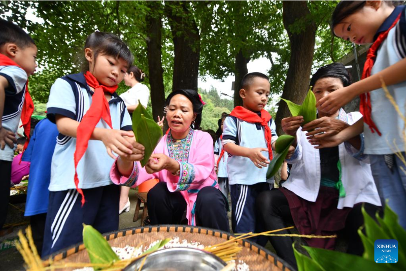 Pesta Perahu Naga Disambut Serata China