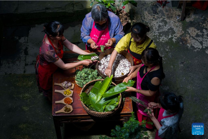 Pesta Perahu Naga Disambut Serata China