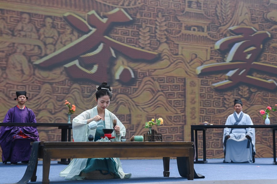 Upacara Teh Jingshan dipersembahkan pada aktiviti sempena Hari Budaya dan Warisan Semula Jadi di Hangzhou, provinsi Zhejiang, timur China, 9 Jun 2023. (Xinhua/Xu Yu)