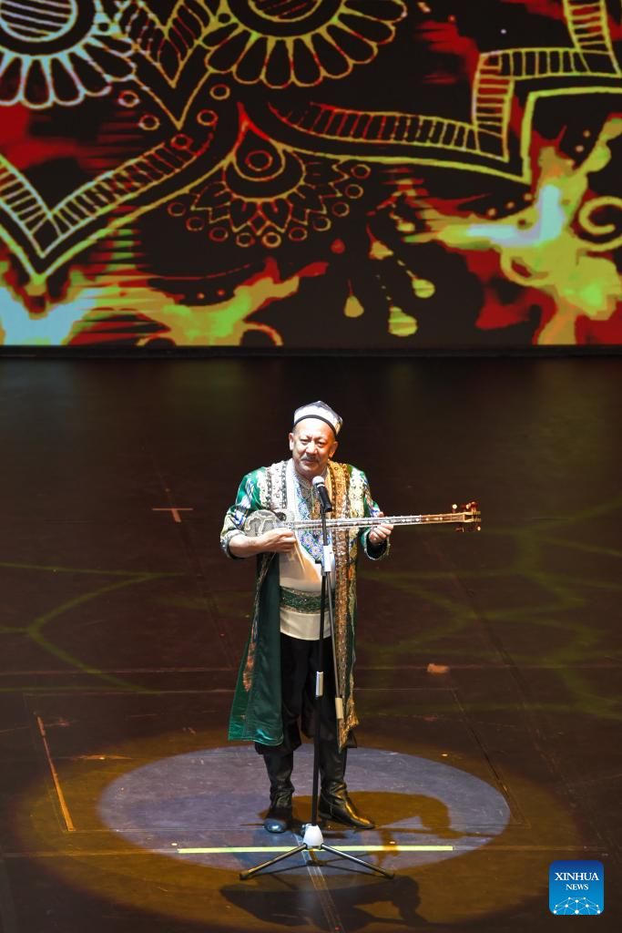 Rombongan Seni dari Xinjiang Hidupkan Pesta di Indonesia