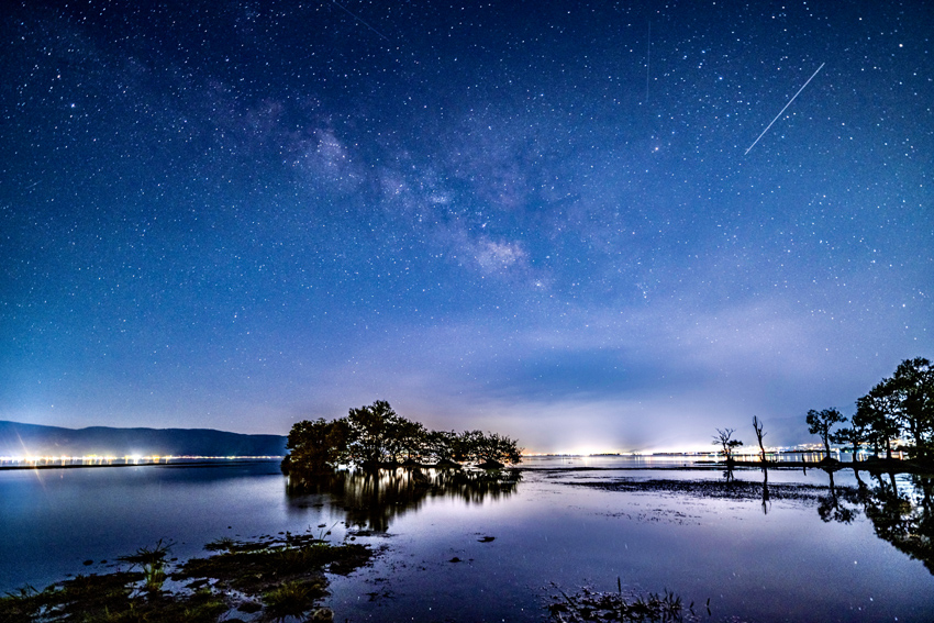 Langit Bintang Indah Permai di Tasik Erhai