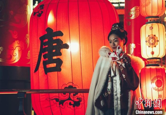 Pelancong yang berpakaian Hanfu melawat Tang Paradise di Xi'an. Foto oleh Zhang Yichen