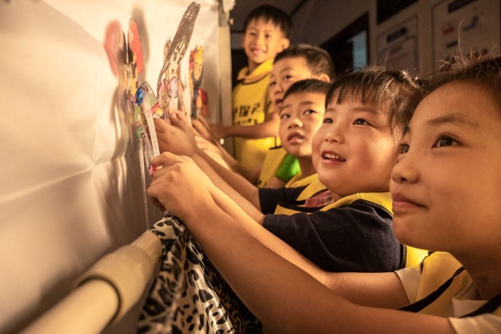 Kanak-kanak menghayati wayang kulit di provinsi Hunan