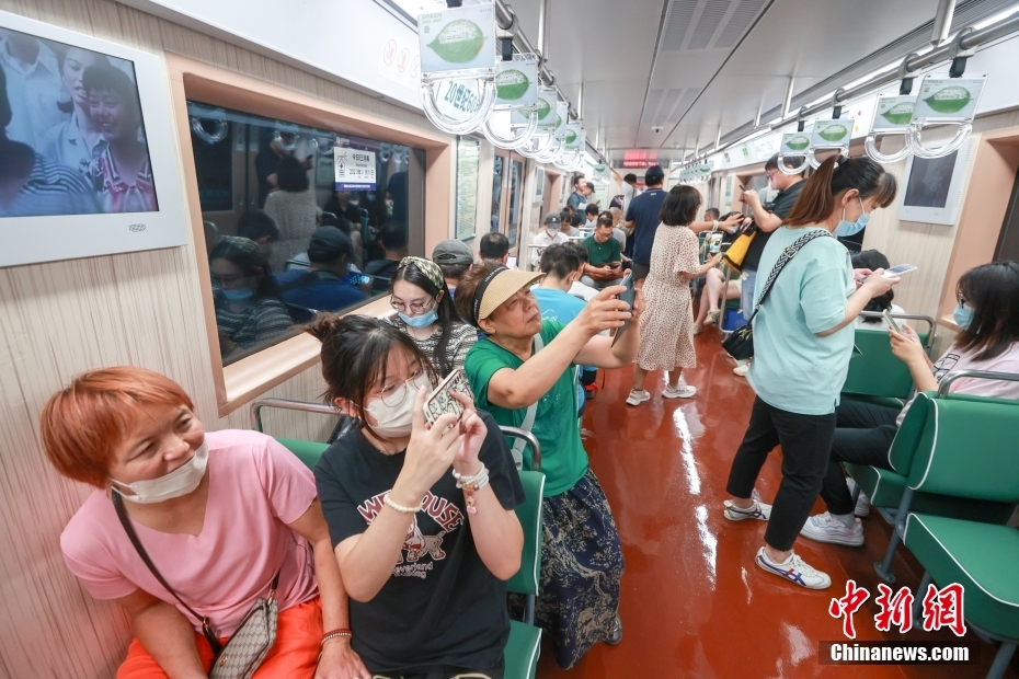 Tren Metro Rentas Masa Beroperasi di Beijing