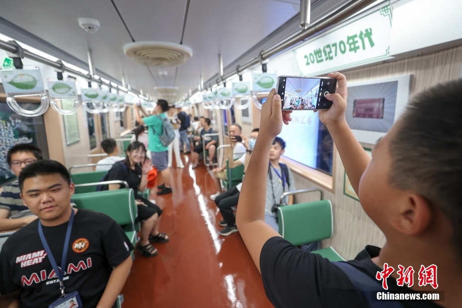 Tren Metro Rentas Masa Beroperasi di Beijing
