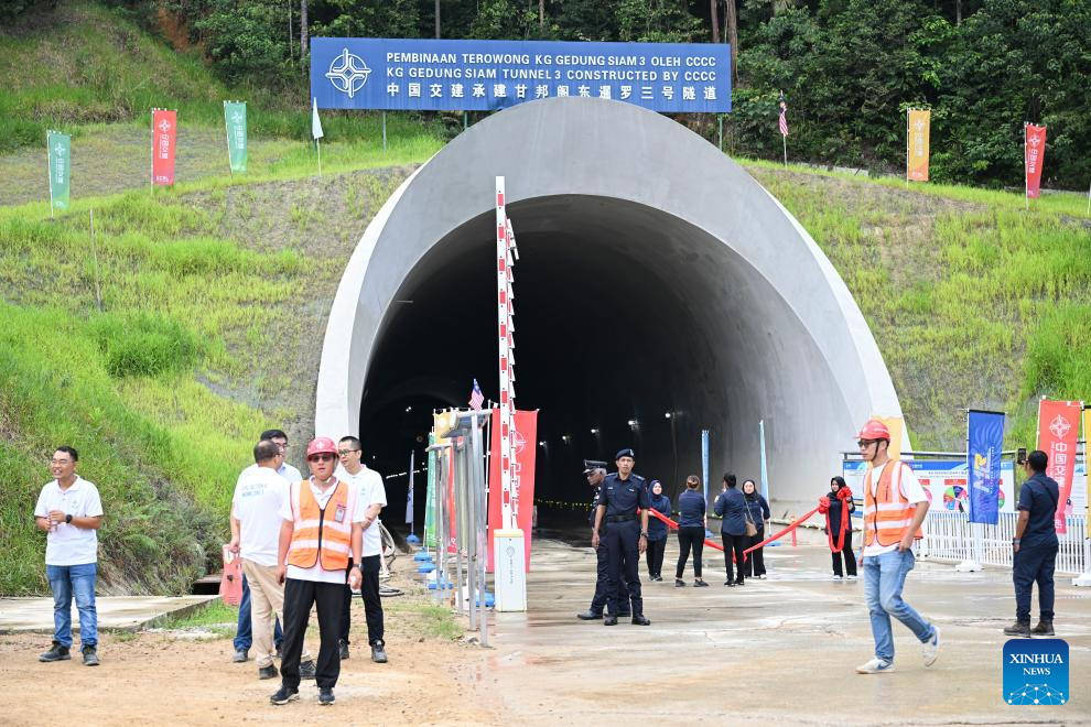 Orang ramai menghadiri majlis sambutan kejayaan penerobosan salah satu terowong ECRL di Pahang pada 25 Ogos 2023.(Xinhua/Cheng Yiheng)