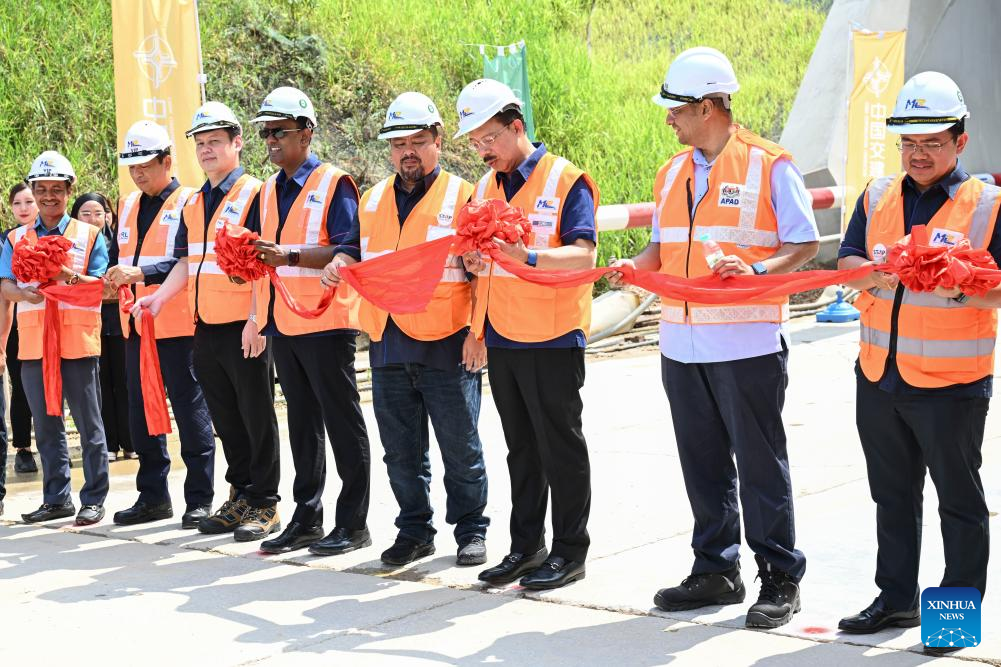 Orang ramai menghadiri majlis sambutan kejayaan penerobosan salah satu terowong ECRL di Pahang pada 25 Ogos 2023. (Xinhua/Cheng Yiheng)