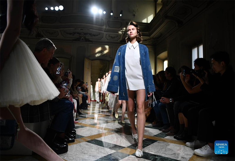 Sulaman Etnik Miao di Pentas Minggu Fesyen Milan