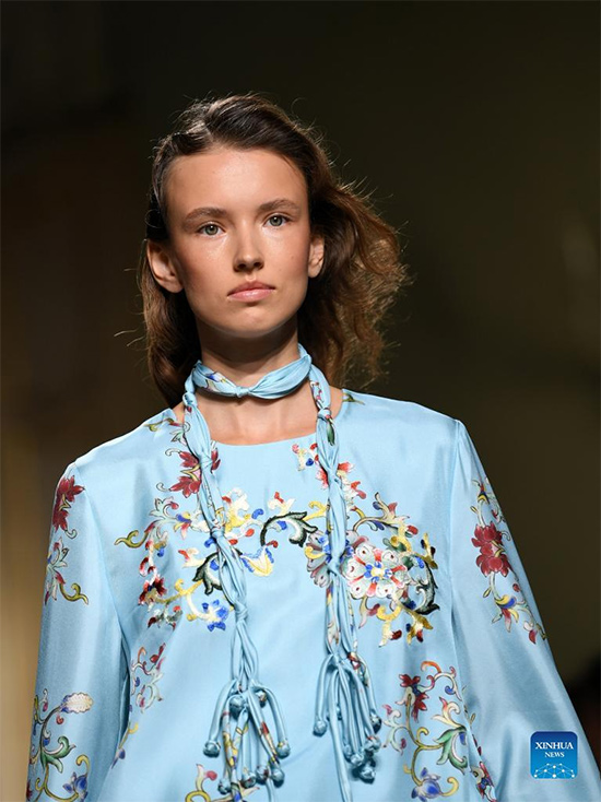 Sulaman Etnik Miao di Pentas Minggu Fesyen Milan