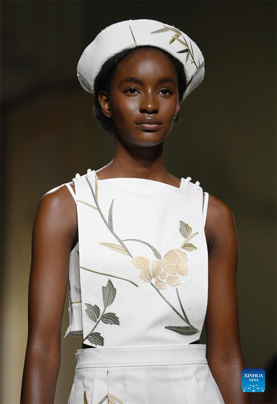 Sulaman Etnik Miao di Pentas Minggu Fesyen Milan