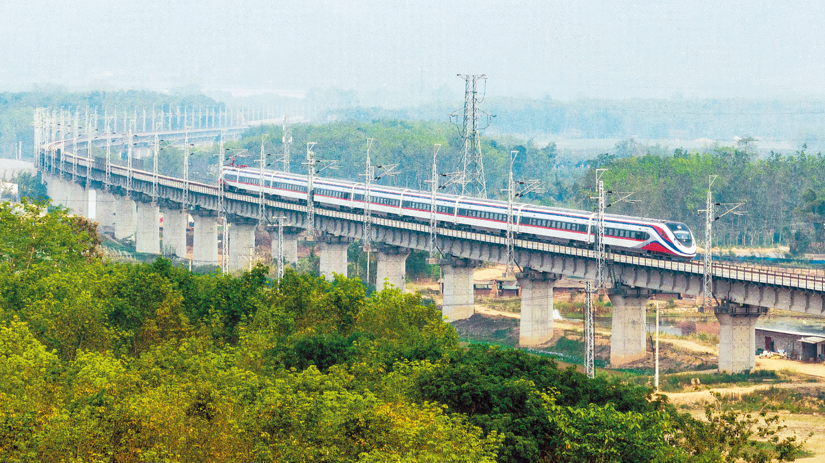Tren rentas sempadan pertama melintasi jambatan Galanba di laluan Kereta Api China-Laos di daerah autonomi Dai Xishuangbanna, Yunnan. (Xinhua/Jiang Wenya)