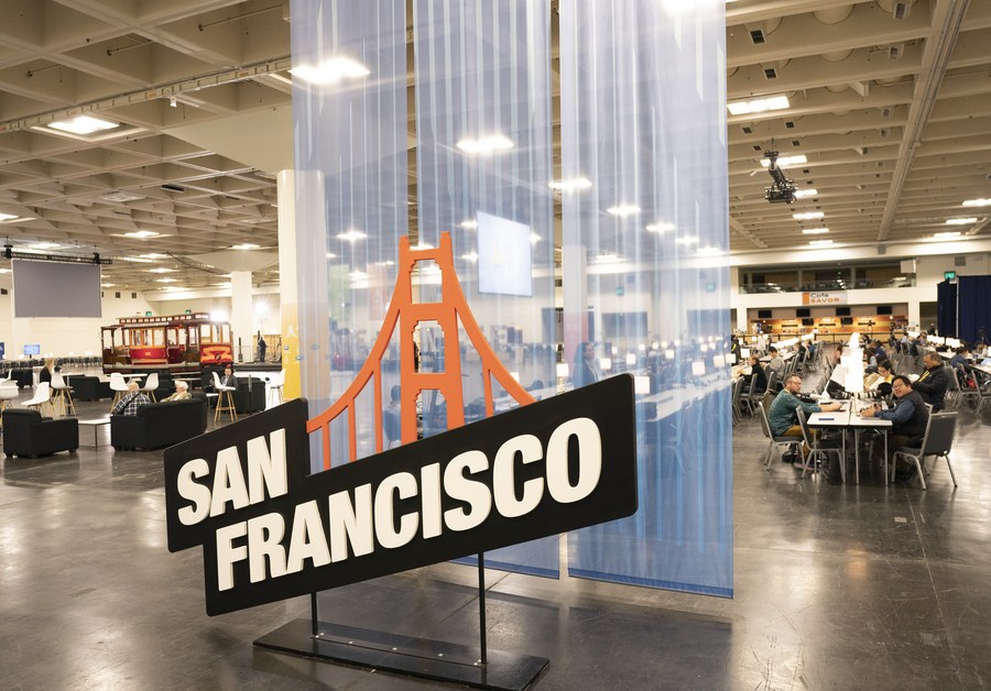 Para wartawan sedang bekerja di pusat media antarabangsa APEC 2023 di San Francisco, Amerika Syarikat, 12 November 2023. (Xinhua/Li Jianguo)