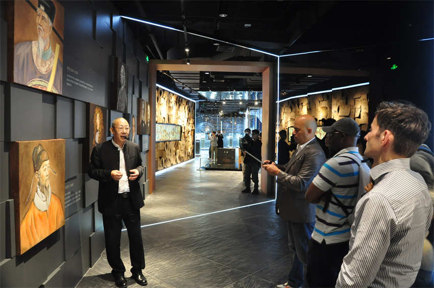 Wartawan China dan Asing Lawat Pusat Budaya Rekod Masa Shenzhen Fiyta