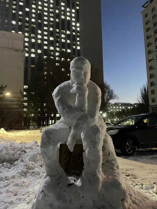 Arca Diilham oleh Saji Berdiri di Kampus Universiti