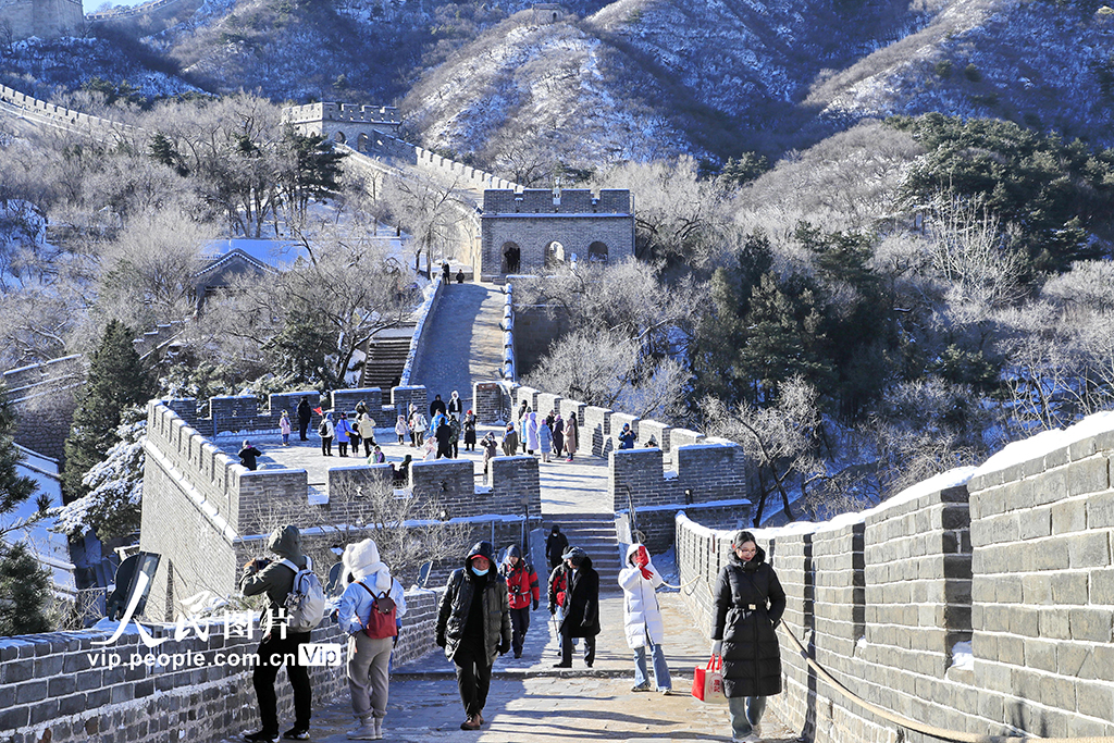 Panorama Tembok Besar Berselimut Salji