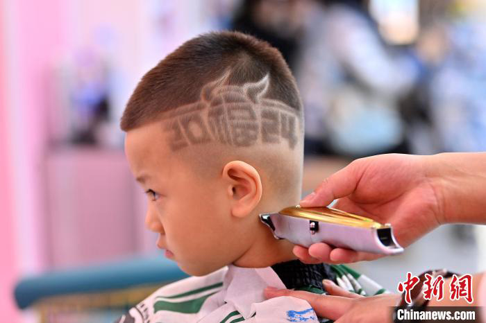 Kanak-kanak Changchun Gayakan Rambut untuk TBC