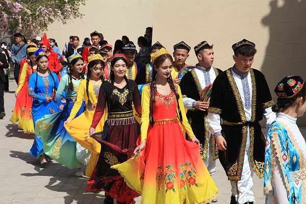 Persembahan Budaya Tradisional Etnik Uygur di Hami