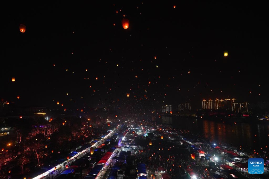 Etnik Dai Lepaskan Lantera Kongming ke Udara Bagi Perayaan Tahun Baru