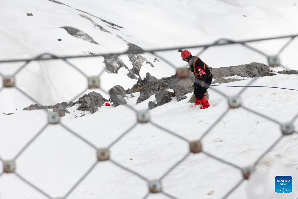 Cerita Bergambar Tukang Bersih di Taman Glasier Gunung Salji Yulong