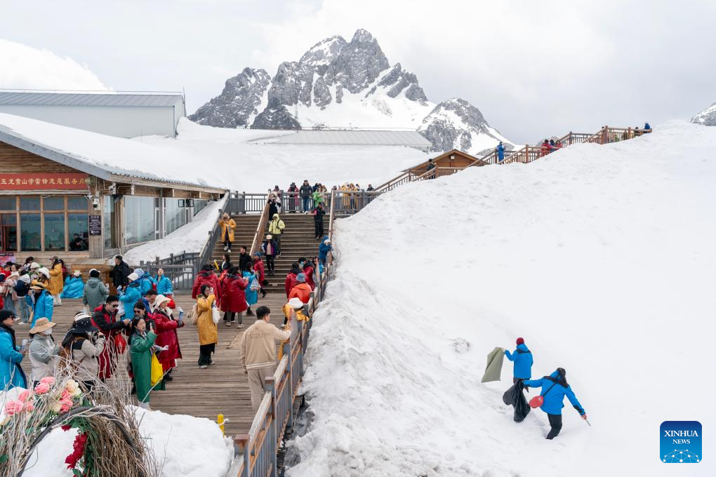 Cerita Bergambar Tukang Bersih di Taman Glasier Gunung Salji Yulong