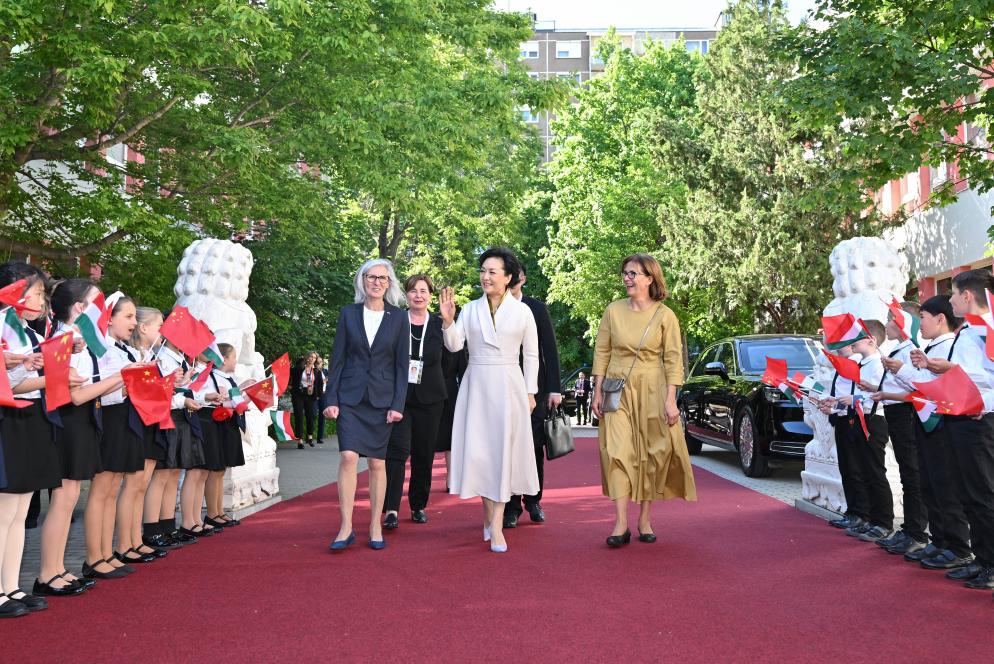 Peng Liyuan Melawat Sekolah Dwibahasa di Budapest