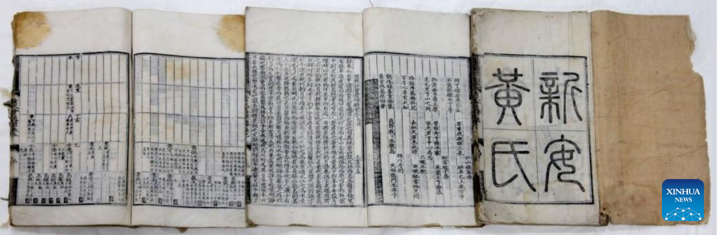 Foto fail tidak bertarikh ini menunjukkan sejumlah besar rekod salasilah komuniti Huizhou di Wilayah Anhui, timur China. (Arkib/Edaran oleh Huangshan melalui Xinhua)