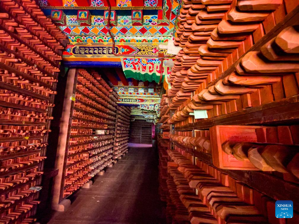 Foto bertarikh 3 Oktober 2021 ini memaparkan plat cetakan kayu di Rumah Percetakan Dege Sutra di Daerah Dege, Wilayah Autonomi Tibet Ganzi, Wilayah Sichuan, barat daya China. (Xinhua/Shen Bohan)