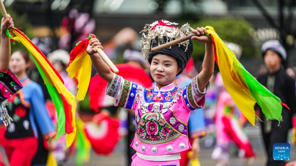 Perarakan Berkostum Etnik di Guiyang
