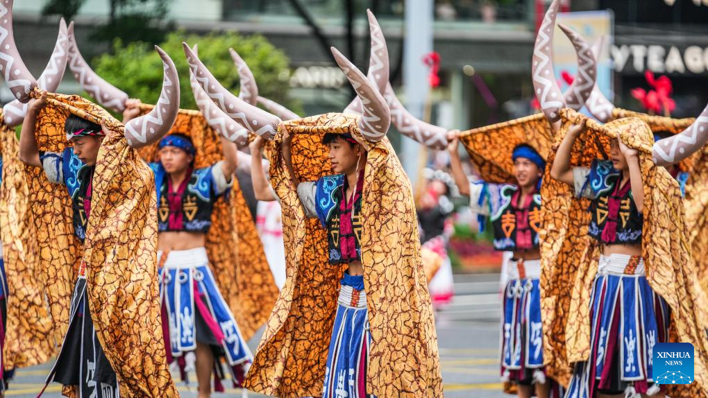 Perarakan Berkostum Etnik di Guiyang