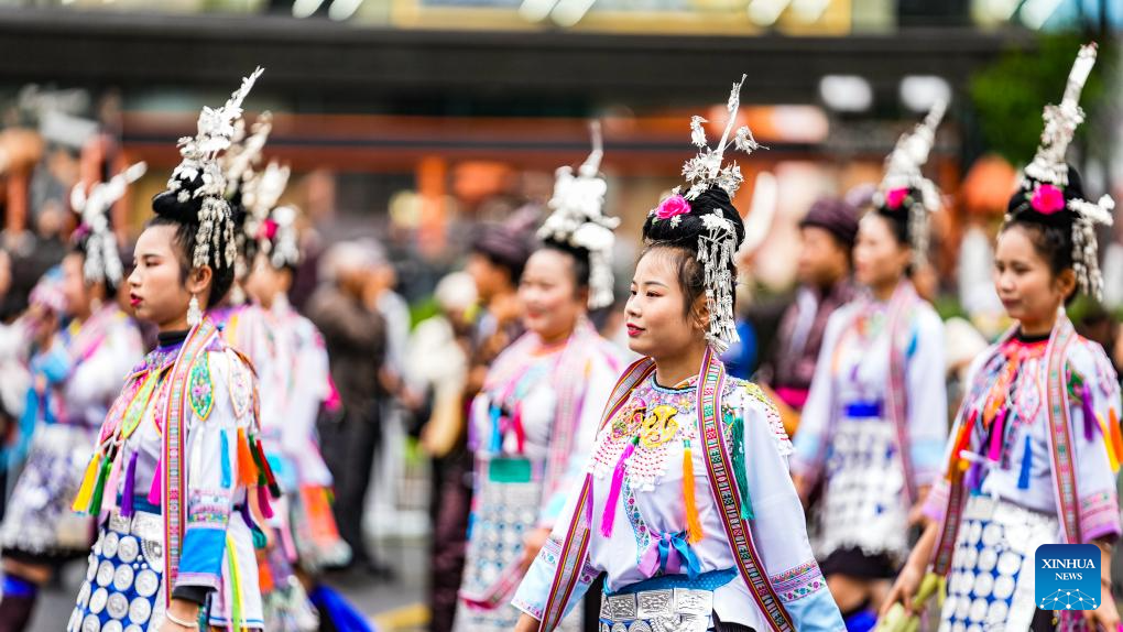 Perarakan Berkostum Etnik di Guiyang