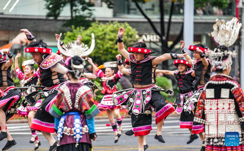 Perarakan Berkostum Etnik di Guiyang