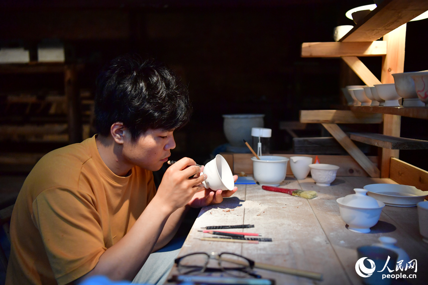 Artis Muda Kejar Impian di “Ibu Kota Porselin”