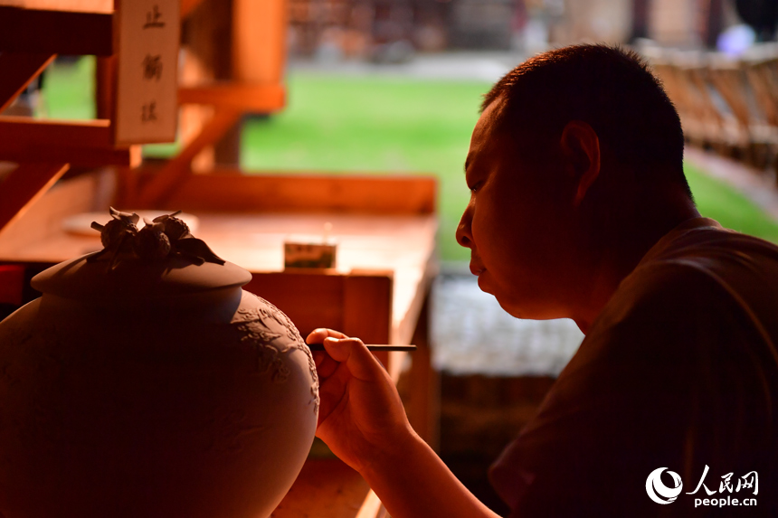 Artis Muda Kejar Impian di “Ibu Kota Porselin”