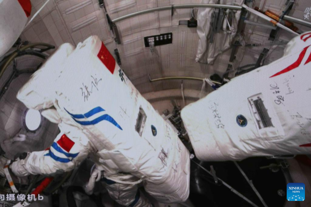 Imej tangkapan skrin yang diambil di Pusat Kawalan Aeroangkasa Beijing pada 3 Julai 2024 menunjukkan angkasawan Shenzhou-18 bersiap sedia untuk keluar bagi melaksanakan aktiviti luar kenderaan. Menurut Agensi Angkasa Lepas Bermanusia China, angkasawan Shenzhou-18 yang mengorbit stesen angkasa China melengkapkan laluan angkasa kedua mereka tepat pukul 10:51 malam, hari Rabu. (Xinhua/Guo Zhongzheng)