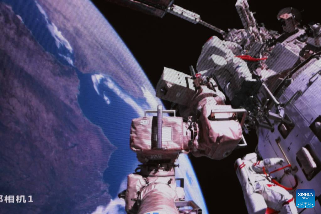 Imej tangkapan skrin yang diambil di Pusat Kawalan Aeroangkasa Beijing pada 3 Julai 2024 menunjukkan angkasawan Shenzhou-18 Li Cong (atas) dan Ye Guangfu melakukan aktiviti luar kenderaan. Menurut Agensi Angkasa Lepas Bermanusia China, angkasawan Shenzhou-18 yang mengorbit stesen angkasa China melengkapkan laluan angkasa kedua mereka tepat pukul 10:51 malam, hari Rabu. (Xinhua/Guo Zhongzheng)