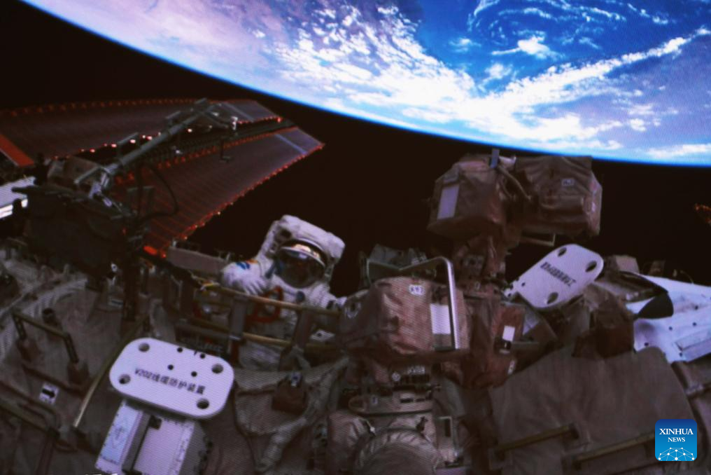 Imej tangkapan skrin yang diambil di Pusat Kawalan Aeroangkasa Beijing pada 3 Julai 2024 menunjukkan angkasawan Shenzhou-18 Li Cong keluar untuk aktiviti luar kenderaan. Menurut Agensi Angkasa Lepas Bermanusia China, angkasawan Shenzhou-18 yang mengorbit stesen angkasa China melengkapkan laluan angkasa kedua mereka tepat pukul 10:51 malam, hari Rabu. (Xinhua/Guo Zhongzheng)