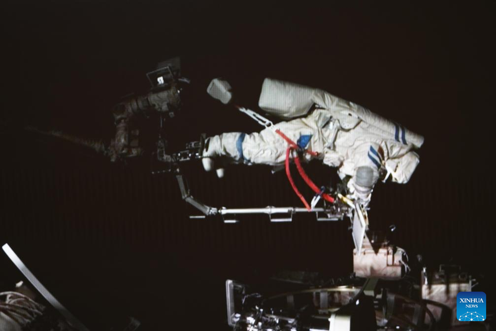 Imej tangkapan skrin yang diambil di Pusat Kawalan Aeroangkasa Beijing pada 3 Julai 2024 menunjukkan angkasawan Shenzhou-18 Li Cong melakukan aktiviti luar kenderaan. Menurut Agensi Angkasa Lepas Bermanusia China, angkasawan Shenzhou-18 yang mengorbit stesen angkasa China melengkapkan laluan angkasa kedua mereka tepat pukul 10:51 malam, hari Rabu. (Xinhua/Guo Zhongzheng)