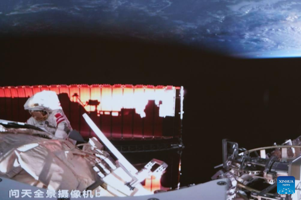 Imej tangkapan skrin yang diambil di Pusat Kawalan Aeroangkasa Beijing pada 3 Julai 2024 menunjukkan angkasawan Shenzhou-18 Ye Guangfu melakukan aktiviti luar kenderaan. Menurut Agensi Angkasa Lepas Bermanusia China, angkasawan Shenzhou-18 yang mengorbit stesen angkasa China melengkapkan laluan angkasa kedua mereka tepat pukul 10:51 malam, hari Rabu. (Xinhua/Guo Zhongzheng)