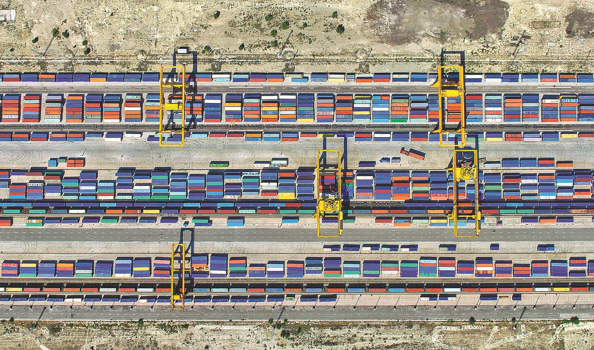 Kereta api kargo China-Eropah yang membawa barangan di pelabuhan Khorgos di Wilayah Autonomi Uyghur Xinjiang. (Zhao Ge/Xinhua)