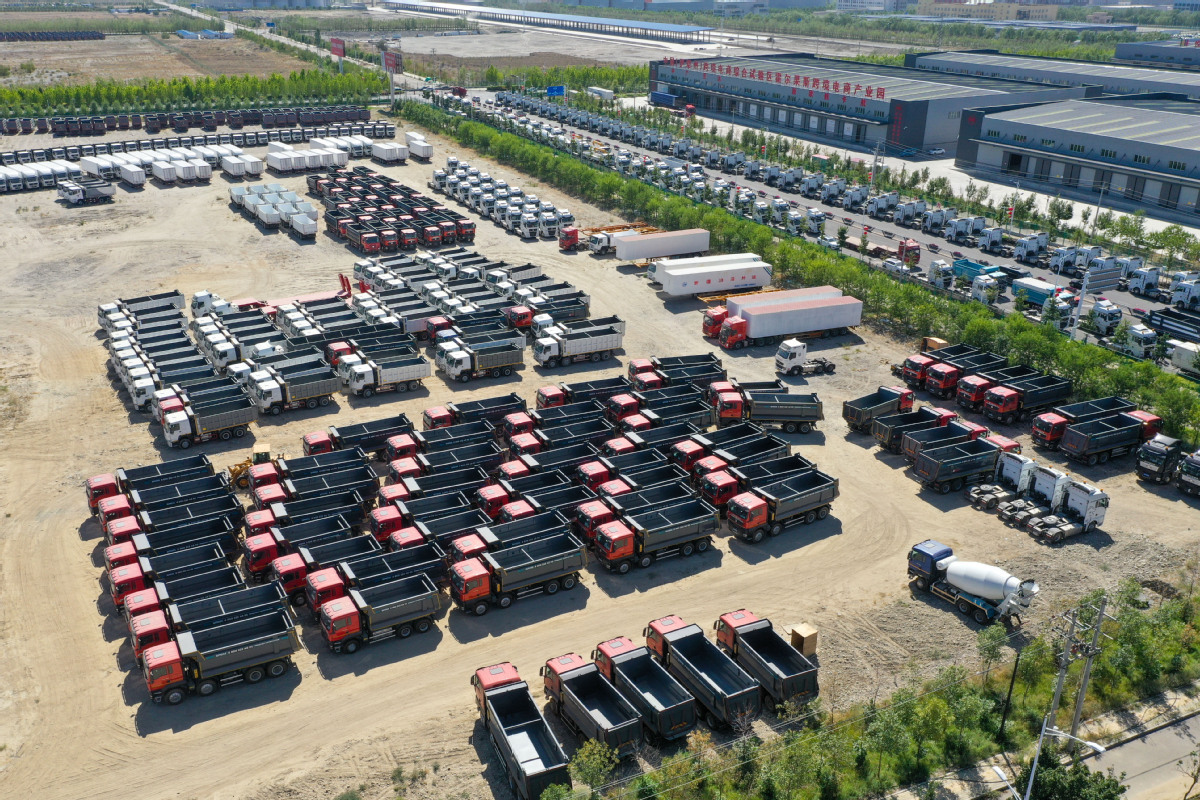 Treler dan trak sampah bersedia untuk dieksport di Pelabuhan Darat Khorgos di Wilayah Uyghur Autonomi Xinjiang di China, pada 26 Julai 2023. (Foto/ Xinhua)