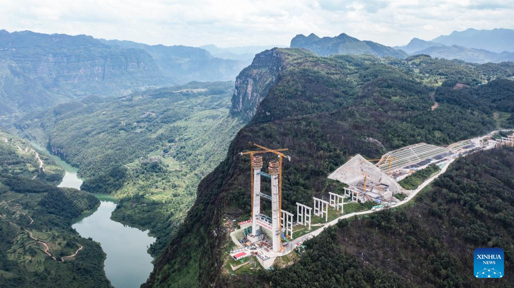 Foto yang diambil menggunakan dron pada 17 Julai 2024 ini memperlihatkan pemandangan jambatan besar Tianmen yang sedang dalam pembinaan di Provinsi Guizhou, barat daya China. Jambatan sepanjang 1,553 meter ini merupakan projek utama di lebuh raya yang menghubungkan Anshun dan Panzhou di Guizhou. (Xinhua/Tao Liang)