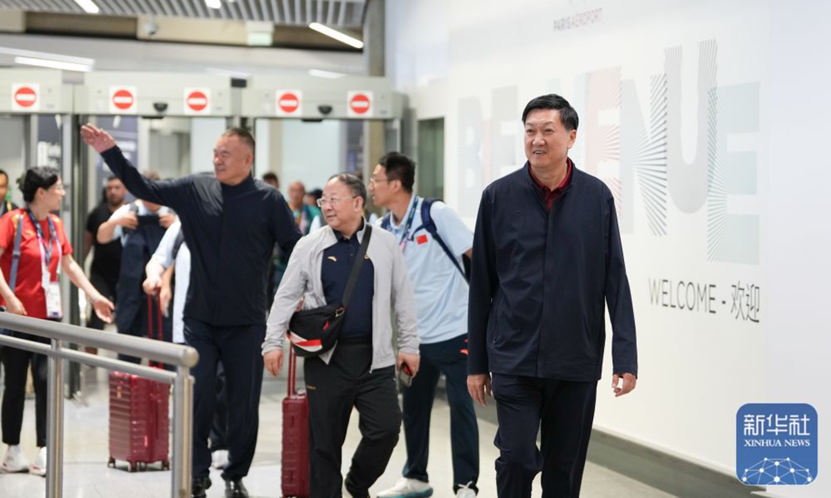 Pengarah Pentadbiran Am Sukan China, Gao Zhidan (pertama dari kanan), mengetuai sepasukan pegawai Jawatankuasa Olimpik China yang mendarat di Lapangan Terbang Charles de Gaulle di Paris pada 22 Julai 2024. (Foto/ Xinhua)