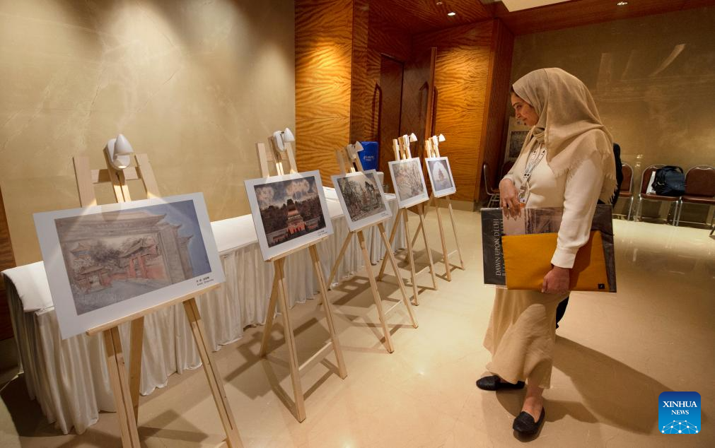 Seorang wanita sedang meninjau pameran yang memperlihatkan Paksi Tengah Beijing di New Delhi, India pada 27 Julai 2024, selepas Pertubuhan Pendidikan, Saintifik dan Kebudayaan Pertubuhan Bangsa-Bangsa Bersatu (UNESCO) menyeneraikan “Paksi Tengah Beijing: Ensembel Bangunan Mempamerkan Susunan Ideal Ibu Kota China” di dalam Senarai Warisan Dunia UNESCO. (Xinhua/Javed Dar)