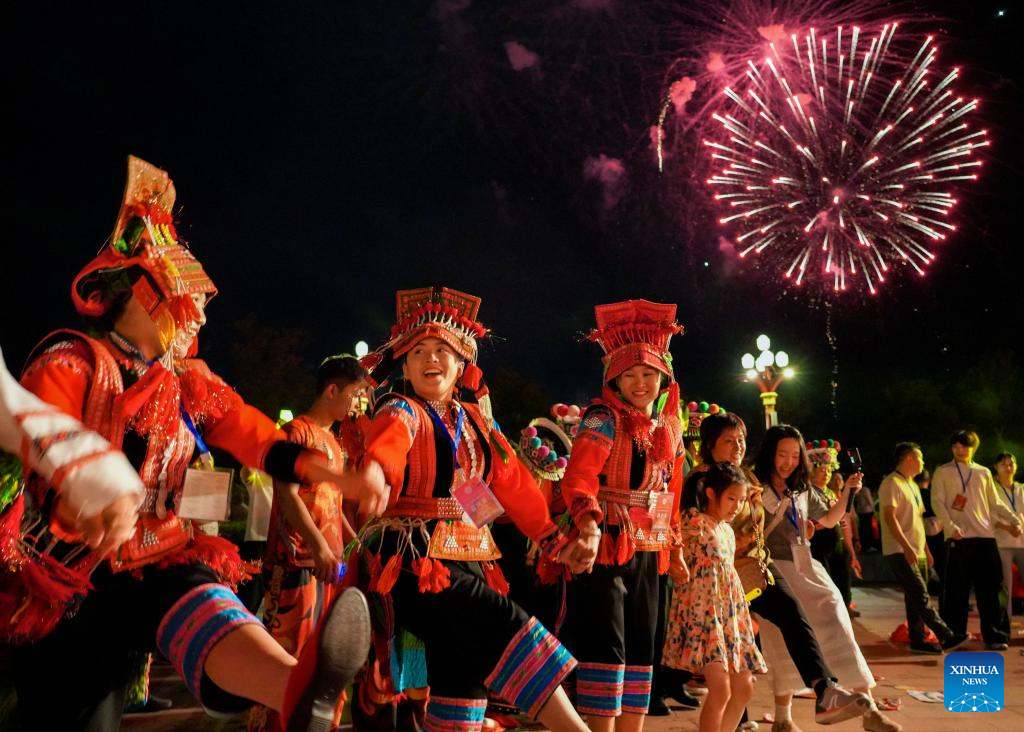 Festival Obor Diraikan di Chuxiong