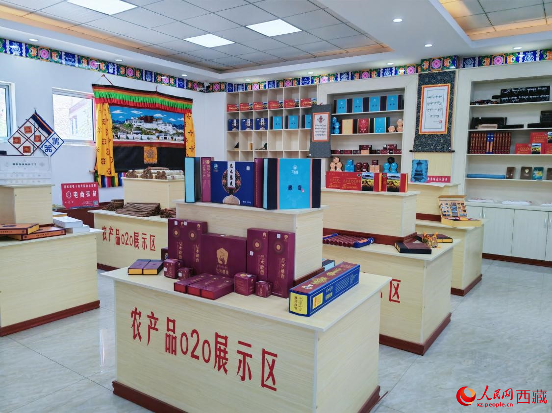 Foto memperlihatkan pusat pameran produk di kaunti Nyemo, bandar Lhasa, ibu kota Wilayah Autonomi Xizang di barat daya China. (People’s Daily Online/Li Haixia)