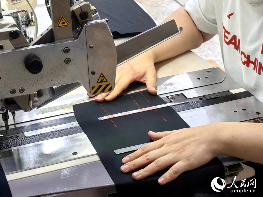 Kedudukan inframerah membantu dalam pembukaan poket di kilang Joeone, yang terletak di bandar Quanzhou, Provinsi Fujian, tenggara China. (People’s Daily Online/Ye Qingqing)