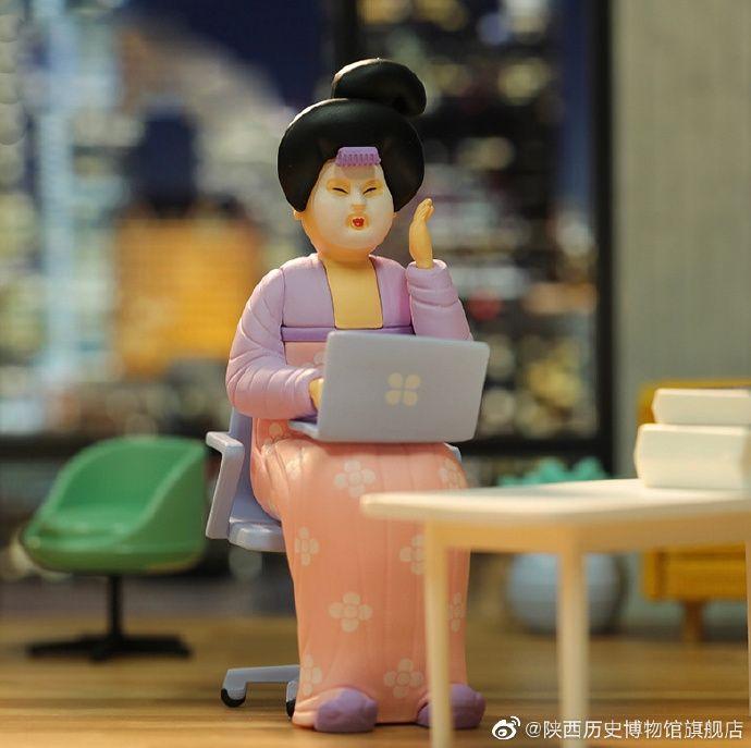 Foto menunjukkan produk budaya dan kreatif yang menggambarkan seorang wanita Dinasti Tang (618-907). Ia dilancarkan oleh Muzium Sejarah Shaanxi di Xi'an, barat laut China. (Foto dari kedai di Muzium Sejarah Shaanxi di Weibo)