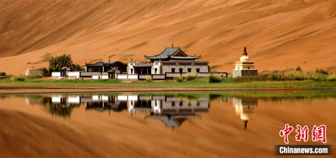 Gambar kuil Badain Jaran, kuil Buddha yang dibina pada 1755 di Gurun Badain Jaran, Alxa Right Banner, Alxa League, Wilayah Autonomi Mongolia Dalam, utara China. (Foto ihsan jabatan publisiti jawatankuasa Parti Komunis China Alxa Right Banner)