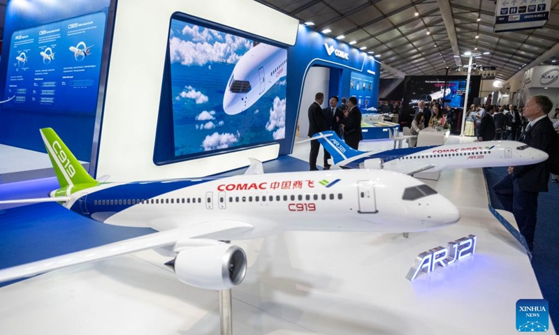 Model pesawat C919 dan ARJ21 dipamerkan di reruai pemaju pesawat Syarikat Pesawat Komersial China (COMAC) semasa Pameran Udara Antarabangsa Farnborough di Britain pada 22 Julai 2024. Pameran Udara Antarabangsa Farnborough melabuhkan tirainya pada 26 Julai. (Foto Xinhua)